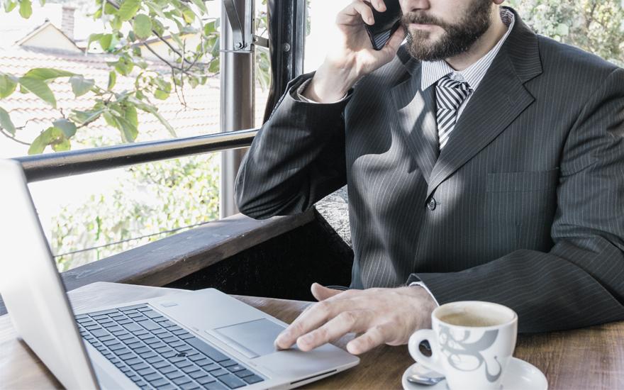 advokát telefonuje a pozerá sa do počítača